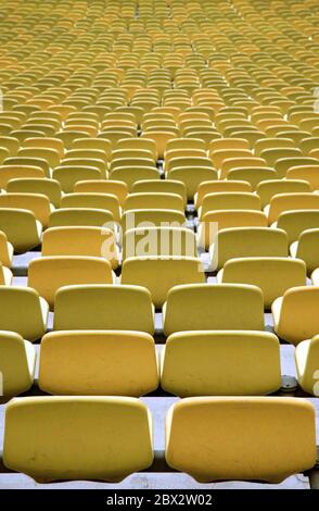 Place assise au stade jaune par rangées derrière Banque D'Images