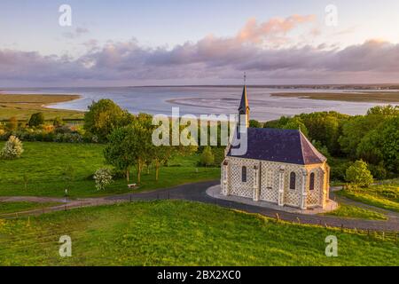 France, somme (80), Baie de somme, Saint-Valery-sur-somme, Cap Hornu, le Cap Hornu à Saint-Valery avec la chapelle des marins (vue aérienne) Banque D'Images