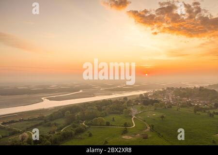 France, somme (80), Baie de somme, Saint-Valery-sur-somme, Aube sur Saint-Valery depuis le cap Hornu un petit matin brumeux de printemps, avec la petite chapelle des marins au premier plan et la baie de somme en arrière plan (vue aérienne) Banque D'Images