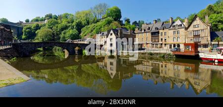 France, Côtes d'Armor, Dinan, Port de Dinan le long de la Rance et du vieux pont Banque D'Images