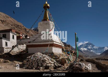 Chine, région autonome du Tibet, monastère de Rongbuk, chorten et Mont Everest, altitude 5072 M. Banque D'Images