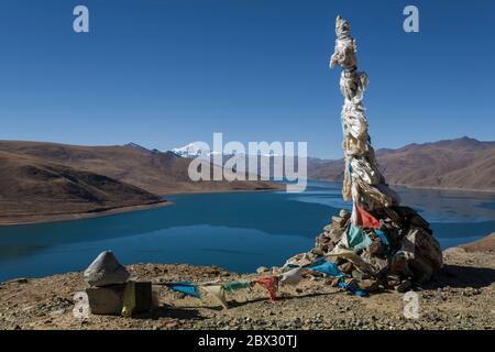 Chine, Tibet région autonome, drapeaux de prière devant le lac Yamdrok, lac sacré sur la route de Lhassa à Gyantse, altitude 4441 M. Banque D'Images