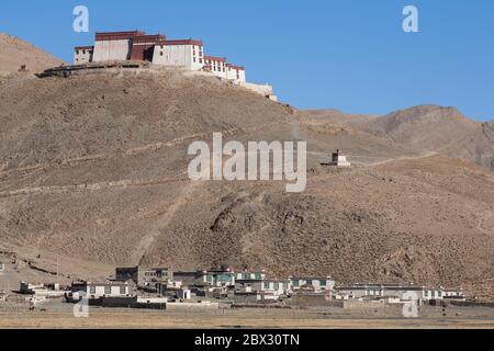 Chine, région autonome du Tibet, Monastère de Samding, village, monastère et ciel bleu, altitude 4500 M. Banque D'Images