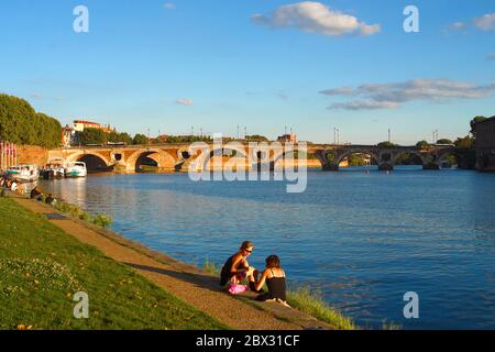 France, haute-Garonne (31), Toulouse, la Garonne, le Pont-neuf et la promenade Henri Martin Banque D'Images