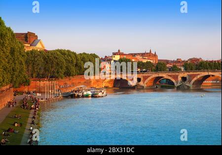 France, haute-Garonne (31), Toulouse, le Pont-neuf et la Garonne en soirée Banque D'Images