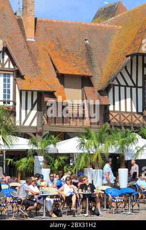 France, Calvados, Côte fleurie, pays d'Auge, Deauville, place du marché, le Yacht café Banque D'Images