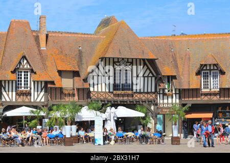 France, Calvados, Côte fleurie, pays d'Auge, Deauville, place du marché, le Yacht café Banque D'Images