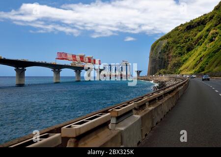 France, Ile de la Réunion (département français d'outre-mer), la possession, construction de la Nouvelle route côtière (Nouvelle route du littoral - NRL), viaduc maritime de 5.4 km de long entre la capitale Saint-Denis et le principal port commercial à l'Ouest Banque D'Images