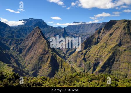 France, Ile de la Réunion (département français d'outre-mer), Parc National de la Réunion classé au patrimoine mondial par l'UNESCO, la possession, autour du village de dos d'Ane, Roche Bouteille randonnée par le sentier du Cap Noir, Piton Cabris laissé dans le Cirque de Mafate Banque D'Images