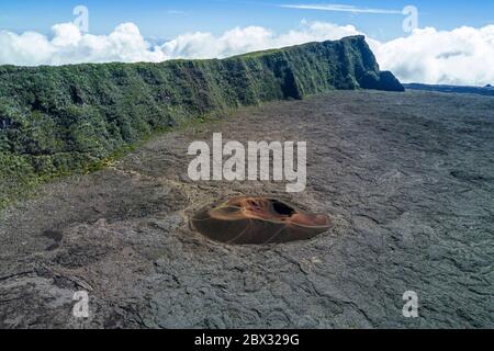 France, Ile de la Réunion (département français d'outre-mer), Parc National de la Réunion classé au patrimoine mondial par l'UNESCO, volcan Piton de la Fournaise, cratère Formica Léo dans la caldeira et falaises du pas de Bellecombe (vue aérienne) Banque D'Images