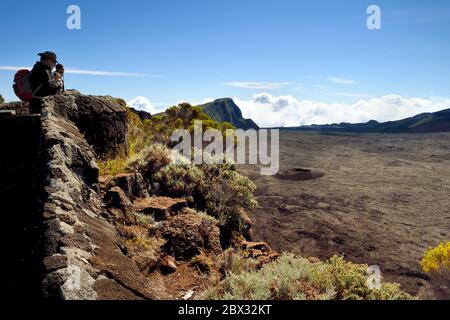 France, Ile de la Réunion (département français d'outre-mer), Parc national de la Réunion classé au patrimoine mondial par l'UNESCO, volcan Piton de la Fournaise, cratère Formica Léo dans la caldeira vue du pas de Bellecombe Banque D'Images