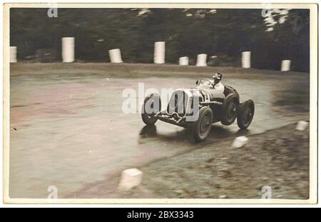 BRNO, RÉPUBLIQUE TCHÉCOSLOVAQUE - 4 SEPTEMBRE 1932 : Achille Varzi - un pilote italien sur le circuit de Brno - Grand Prix de Masaryk. Varzi conduit la voiture Bugatti. Banque D'Images