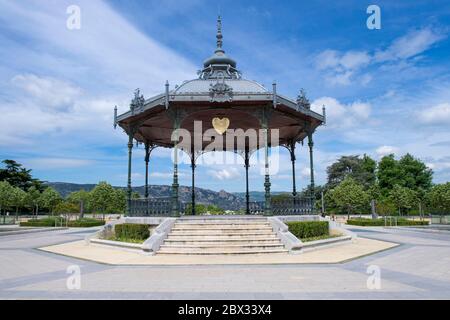 France, Drôme (26), Valence, le kiosque des amoureux de Peynet sur le champ de Mars Banque D'Images