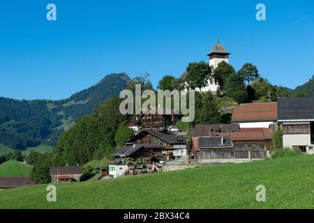 Suisse, canton de Vaud, pays d'Enhaut, train Goldenpass, passage au château d'Oex, temple du XVe siècle sur sa bosse et son clocher impérial Banque D'Images