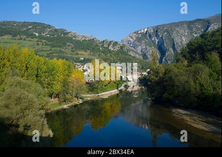 France, Isère, Parc naturel régional du Vercors, Pont en Royans, vue générale du nouveau village au pied du Vercors qui se reflète dans la rivière Bourne Banque D'Images