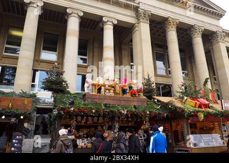 Allemagne, Bade-Wurtemberg, Stuttgart, place du marché, marché de Noël en face de l'hôtel de ville, chalets décorés Banque D'Images