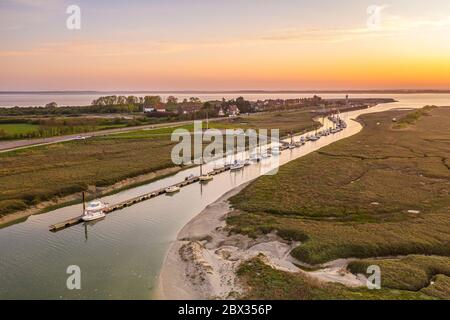 France, somme (80), Baie de somme, le Hourdel, la pointe du Hourdel, son port de plaisance et les prés salés environnants de la baie de somme Banque D'Images