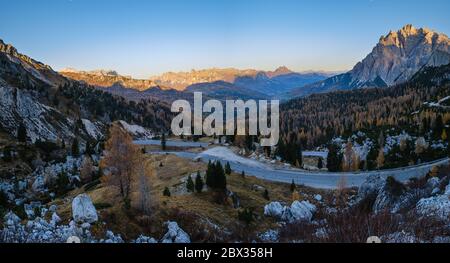 Début de matinée automne montagne alpine des Dolomites en premiers rayons de soleil. Vue panoramique paisible depuis le col de Valparola, Belluno, Italie. Banque D'Images