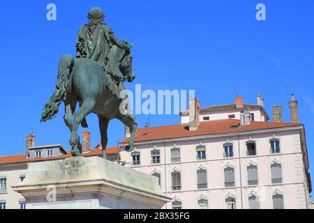 France, Rhône, Lyon, région classée au patrimoine mondial de l'UNESCO, place Bellecour, statue équestre de Louis XIV du sculpteur François Frédéric Lemot Banque D'Images