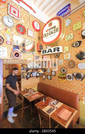 France, Rhône, Lyon, classé au patrimoine mondial de l'UNESCO, quartier de la Croix Rousse, le restaurant le Canut et les Gones a ouvert ses portes en 1994 dans un esprit de marché aux puces Banque D'Images