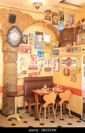 France, Rhône, Lyon, classé au patrimoine mondial de l'UNESCO, quartier de la Croix Rousse, le restaurant le Canut et les Gones a ouvert ses portes en 1994 dans un esprit de marché aux puces Banque D'Images