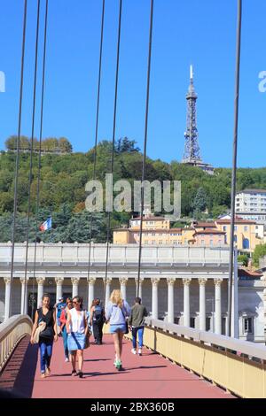 France, Rhône, Lyon, région classée au patrimoine mondial de l'UNESCO, vue de la Passerelle du Palais de Justice sur le palais de justice historique (palais de vingt-quatre colonnes) de style néo-classique qui abrite la Cour d'appel et la tour métallique de Fourvière Banque D'Images