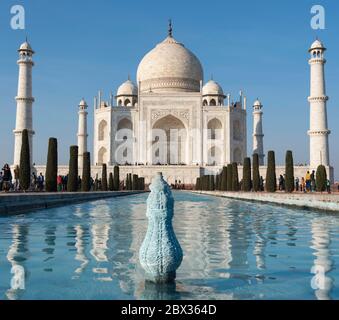 Vue à angle bas de la piscine réfléchissante et du Taj Mahal à Agra, Inde Banque D'Images