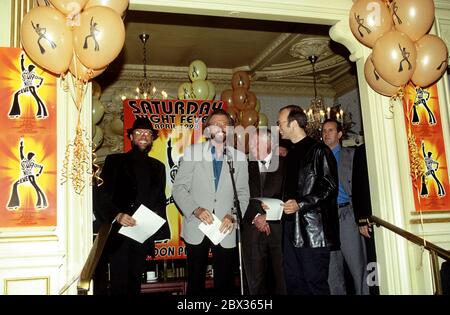 Les Bee Gees au lancement de la COMÉDIE musicale SATURDAY NIGHT FEVER au Palladium en 1998 avec Robert Stigwood (deuxième à droite) Banque D'Images