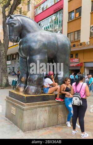 Colombie, département d'Antioquia, Medellin, Botero place, sculpture Caballo con bridas de Fernando Botero Banque D'Images