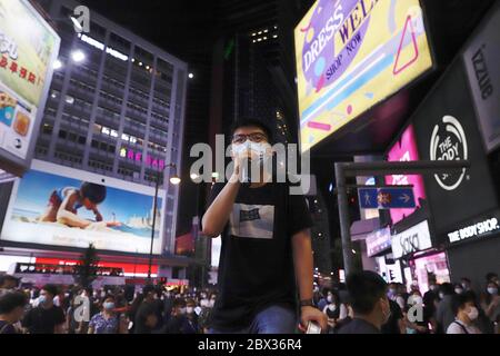 Hong Kong, Chine. 4 juin 2020. Joshua Wong, un chef du parti politique anti-establishment DEMOSISTO et activiste politique éminent faisant un discours à Causeway Bay le soir du 31e anniversaire du massacre de Tian an Men. Crédit : Liau Chung-ren/ZUMA Wire/Alay Live News Banque D'Images