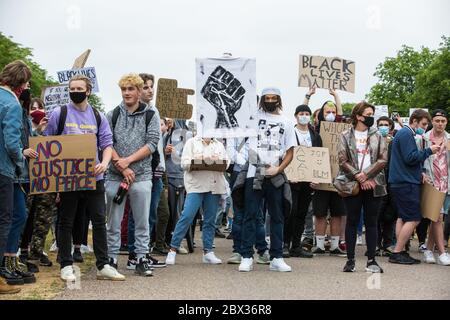 Windsor, Royaume-Uni. 4 juin 2020. Des centaines de jeunes participent à une marche pacifique de protestation le long de la longue promenade en face du château de Windsor, en solidarité avec le mouvement Black Lives Matter. La marche a été organisée à court préavis par Jessica Christie à la demande de sa fille Yani, âgée de 12 ans, à la suite du décès de George Floyd alors qu'elle était sous la garde d'agents de police à Minneapolis, aux États-Unis. Crédit : Mark Kerrison/Alamy Live News Banque D'Images