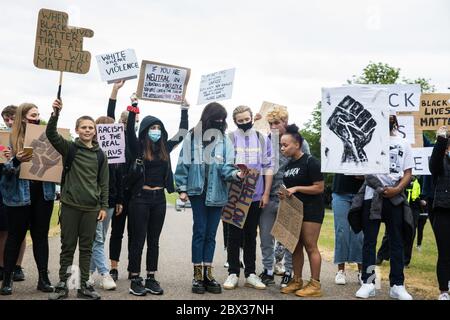 Windsor, Royaume-Uni. 4 juin 2020. Des centaines de jeunes participent à une marche pacifique de protestation le long de la longue promenade en face du château de Windsor, en solidarité avec le mouvement Black Lives Matter. La marche a été organisée à court préavis par Jessica Christie à la demande de sa fille Yani, âgée de 12 ans, à la suite du décès de George Floyd alors qu'elle était sous la garde d'agents de police à Minneapolis, aux États-Unis. Crédit : Mark Kerrison/Alamy Live News Banque D'Images