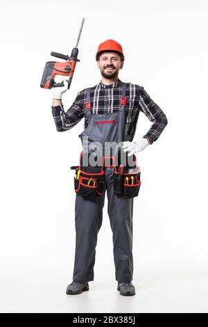 Portrait d'un travailleur manuel avec l'aide d'un outil de forage casque isolé sur fond blanc Banque D'Images