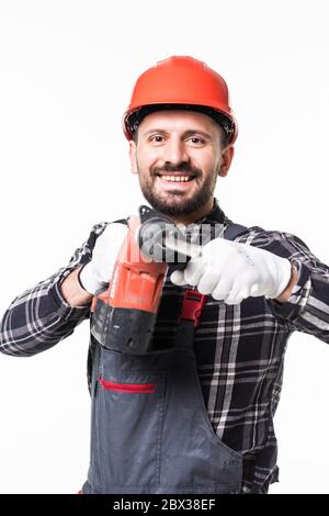Portrait d'un travailleur manuel avec l'aide d'un outil de forage casque isolé sur fond blanc Banque D'Images