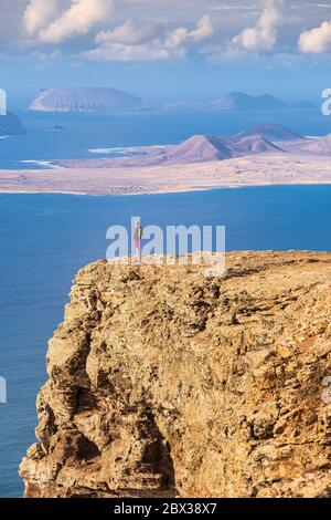 Espagne, îles Canaries, île de Lanzarote, Parc naturel de l'Archipel de Chinijo, randonnée sur les falaises de Famara (Risco de Famara), île de la Graciosa en arrière-plan Banque D'Images