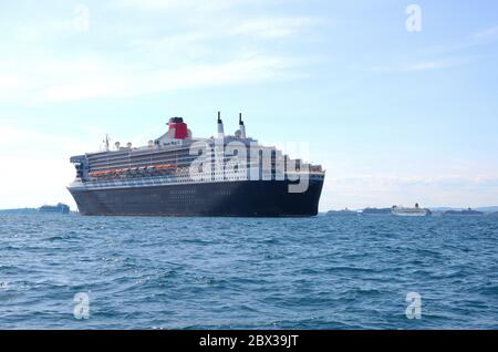 Le paquebot de Cunard RMS Queen Mary 2 et six bateaux de croisière ancrés à Weymouth Bay, Dorset, au Royaume-Uni, pendant le confinement du coronavirus en 2020 Banque D'Images