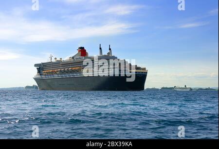 Le paquebot de Cunard RMS Queen Mary 2 et six bateaux de croisière ancrés à Weymouth Bay, Dorset, au Royaume-Uni, pendant le confinement du coronavirus en 2020 Banque D'Images