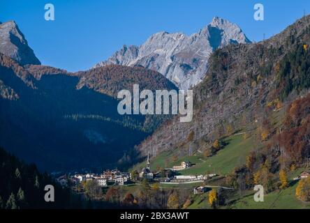 Automne matin scène alpine des Dolomites, Belluno, Sudtirol, Italie. Vue pittoresque depuis le village de sac, en direction du village de Rocca Pietore Banque D'Images