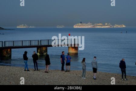 La flotte entière de six bateaux de croisière P&O a été ancrée à Weymouth Bay, Dorset, au Royaume-Uni, pendant le confinement du coronavirus en 2020 Banque D'Images