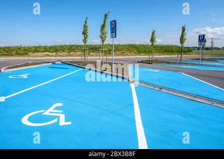 Panneau de parking pour personnes handicapées dans la rue en Pologne. Logo pour fauteuil roulant. Banque D'Images