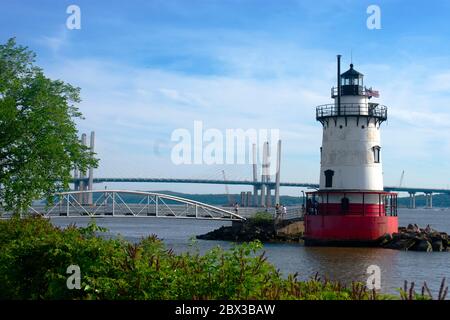 Petit phare rouge et blanc situé dans le comté de Westchester sur la rivière Hudson avec le pont Tappan Zee reconstruit en arrière-plan. Banque D'Images