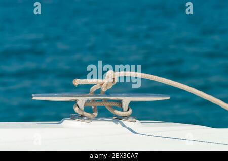 Image détaillée de la cale de corde de yacht sur le pont de voilier Banque D'Images