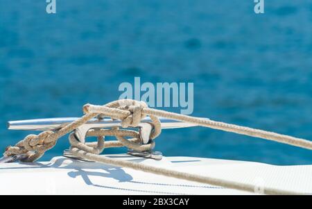 Image détaillée de la cale de corde de yacht sur le pont de voilier Banque D'Images