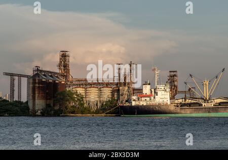 Bangkok, Thaïlande - 26 mars 2020 : RAFFINERIE de pétrole avec réservoirs de stockage, tours de distillation et autres équipements de synthèse et de production chimiques W Banque D'Images