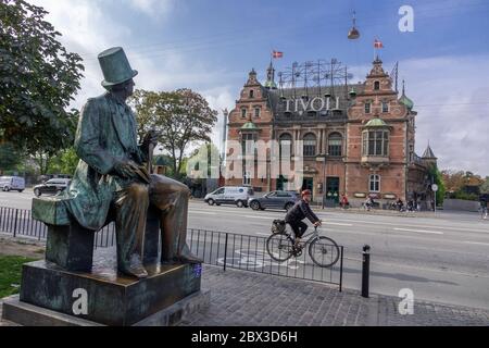 Statue de bronze à l'hôtel de ville de Hans Christian Andersen, en regardant le H.C. Château d'Andersen à Tivoli Gardens Copenhague, Danemark Banque D'Images