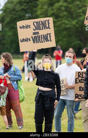 Une jeune fille blanche tenant un panneau à la manifestation Black Lives Matters à Hyde Park, Londres, 3 juin 2020 Banque D'Images