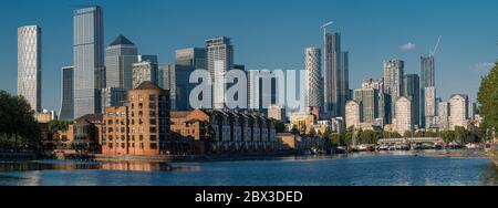 Vue panoramique sur les bâtiments modernes de la région de Rotherhithe, sur la Tamise, à Canary Wharf, Londres Banque D'Images