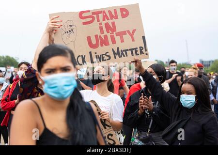 Un groupe de manifestants tenant un panneau à Black Lives Matters à Hyde Park, Londres, 3 juin 2020 Banque D'Images