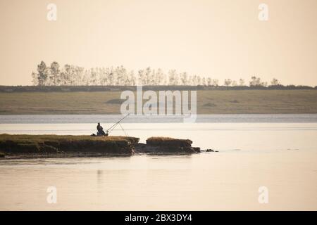 Un pêcheur à l'estuaire de Swale, sont, près de Faversham, Kent.UK Banque D'Images