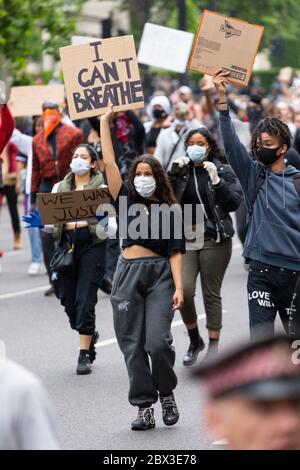Des militantes protestataires ont manifesté pendant la marche à l'occasion de la manifestation Black Lives Matters à Londres, le 3 juin 2020 Banque D'Images